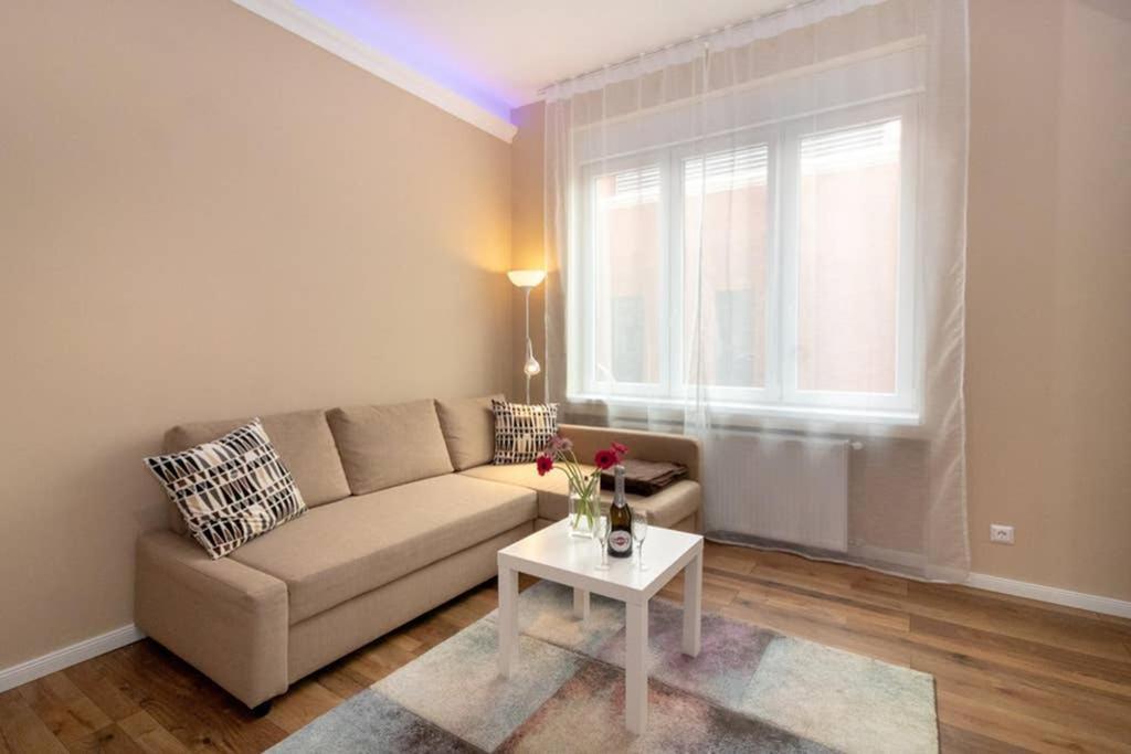 Nice And Cozy Apartment Next To The Parliament Budapest Luaran gambar
