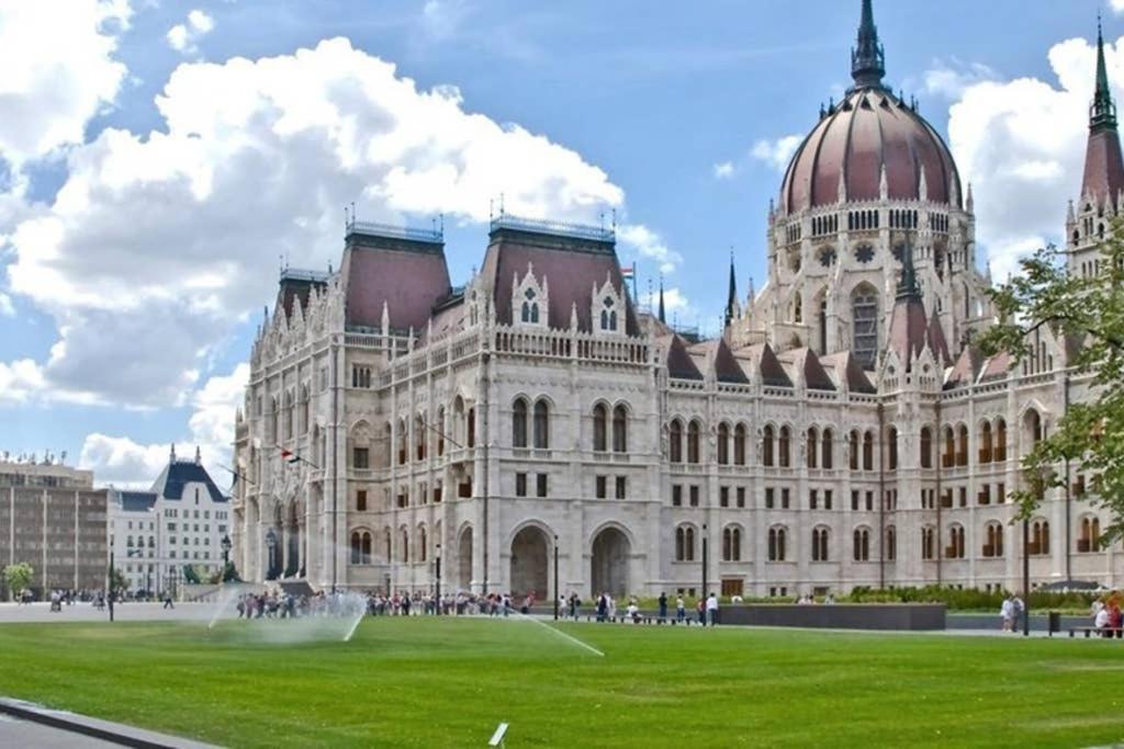 Nice And Cozy Apartment Next To The Parliament Budapest Luaran gambar