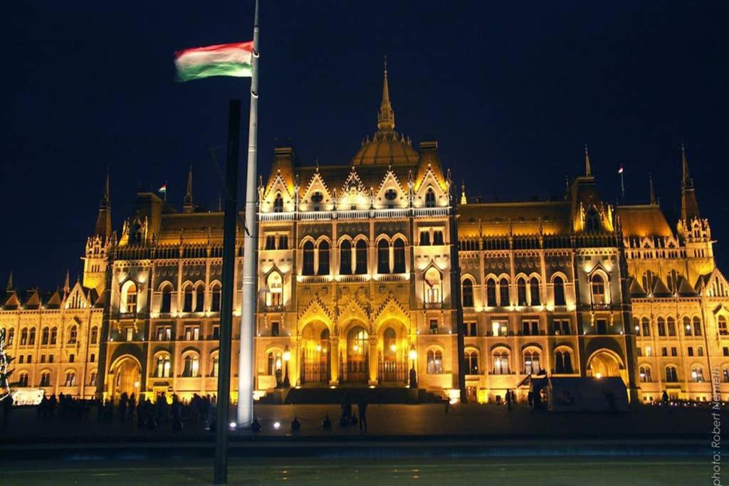 Nice And Cozy Apartment Next To The Parliament Budapest Luaran gambar