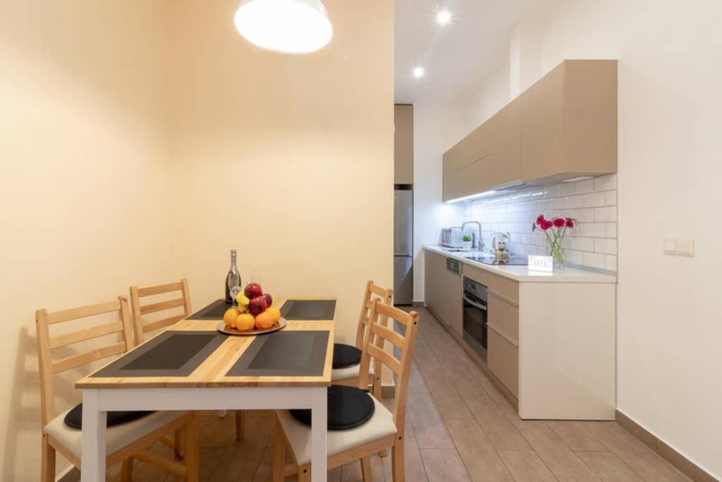 Nice And Cozy Apartment Next To The Parliament Budapest Luaran gambar