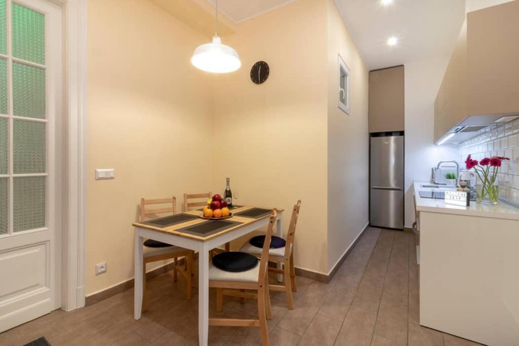 Nice And Cozy Apartment Next To The Parliament Budapest Luaran gambar
